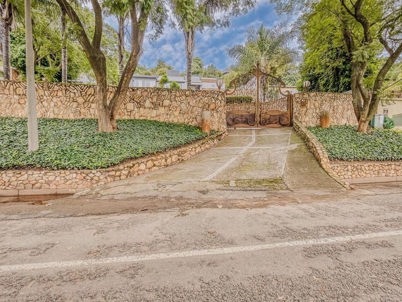 Modern Hillside Luxury with Panoramic Views - Photo 2