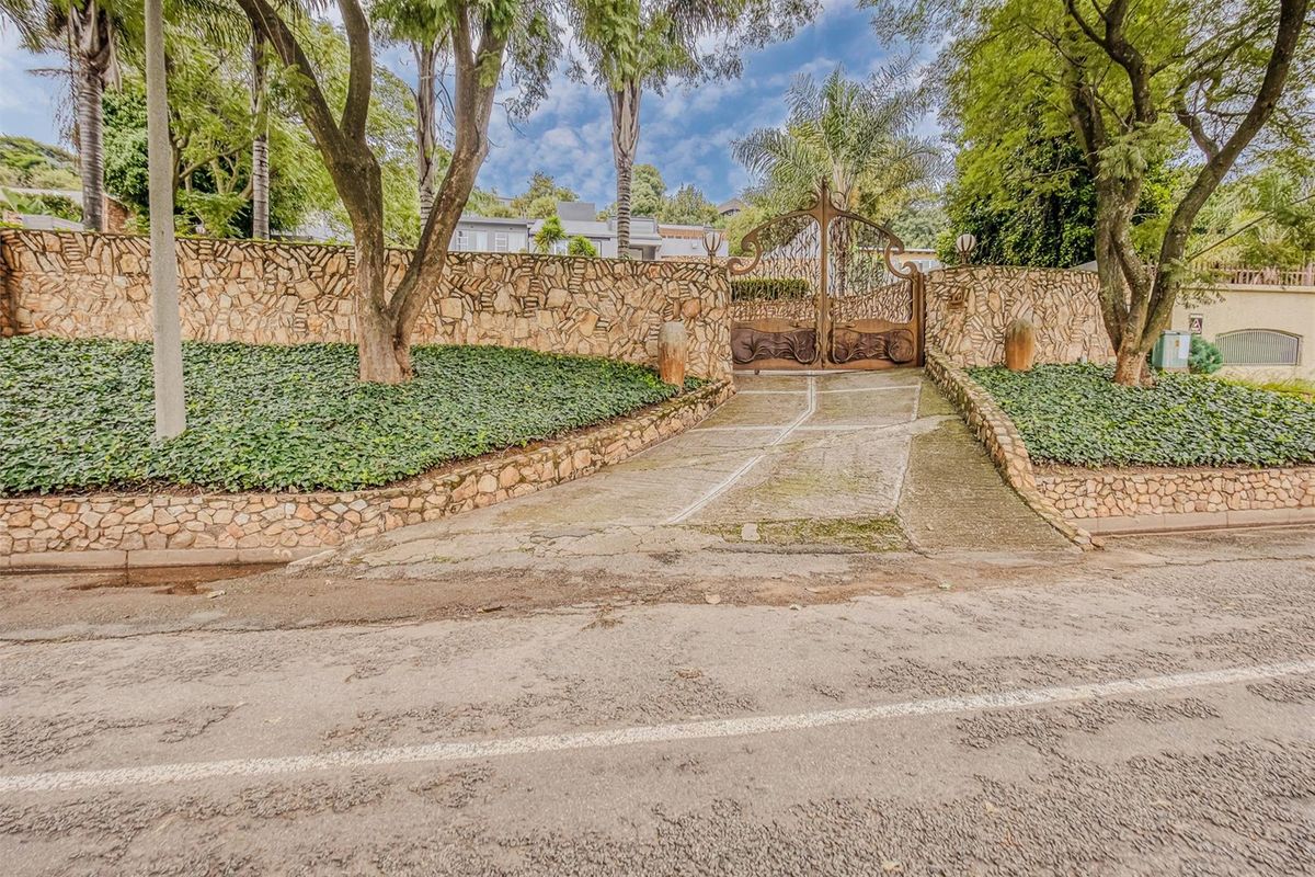 Modern Hillside Luxury with Panoramic Views - Photo 2