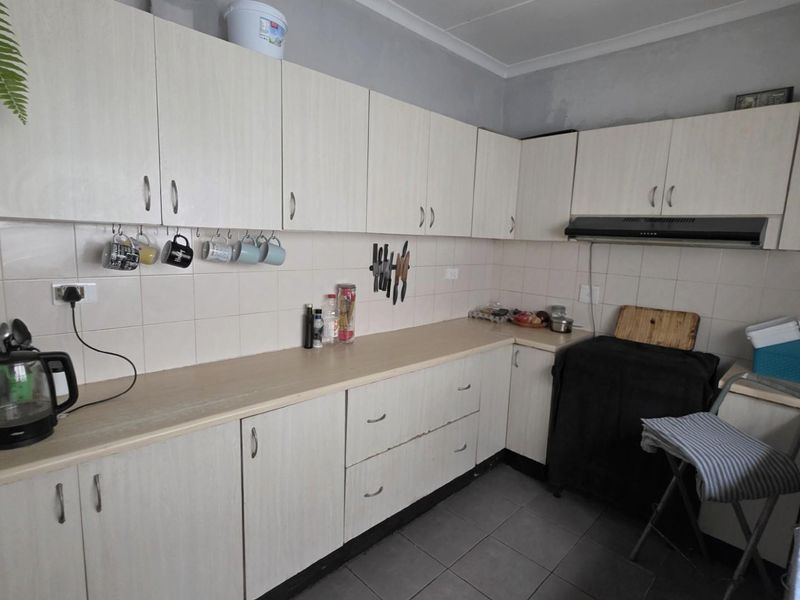 Cape Dutch Style Home For Sale in Margate with additional flatlets - Photo 4