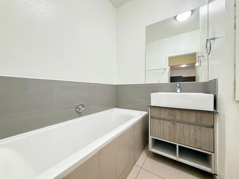Fully Furnished Apartment To Rent in Morningside, Sandton - Photo 8