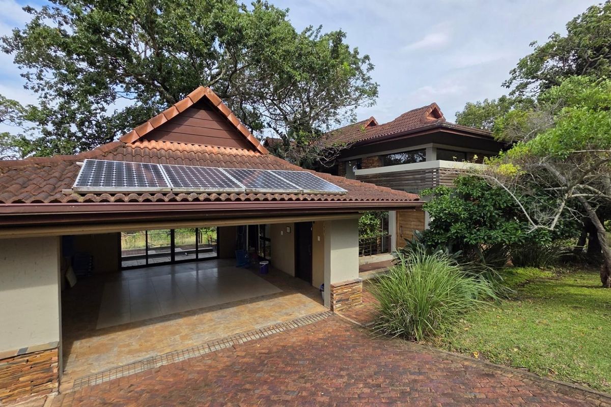 Upmarket 4 bedroom, 4 bathroom Villa in Exclusive Eco Estate in Port Edward - Photo 4