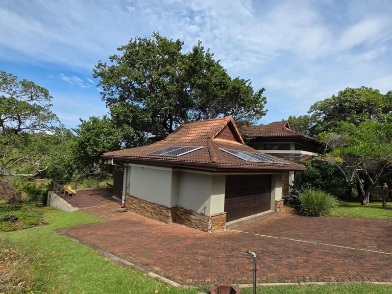 Upmarket 4 bedroom, 4 bathroom Villa in Exclusive Eco Estate in Port Edward - Photo 3