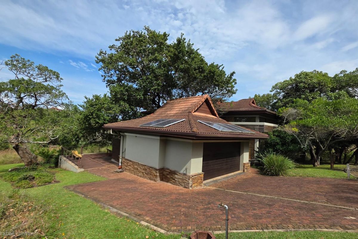 Upmarket 4 bedroom, 4 bathroom Villa in Exclusive Eco Estate in Port Edward - Photo 3