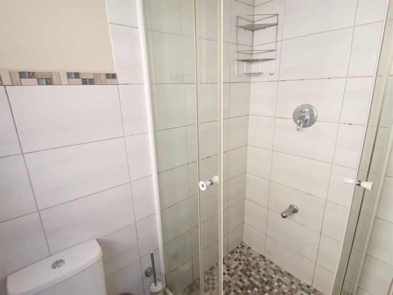 Spacious 2-Bedroom Separate Entrance - Primrose Park - Available 1 May - Photo 7