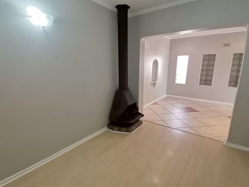 Spacious 2-Bedroom Separate Entrance - Primrose Park - Available 1 May - Photo 10