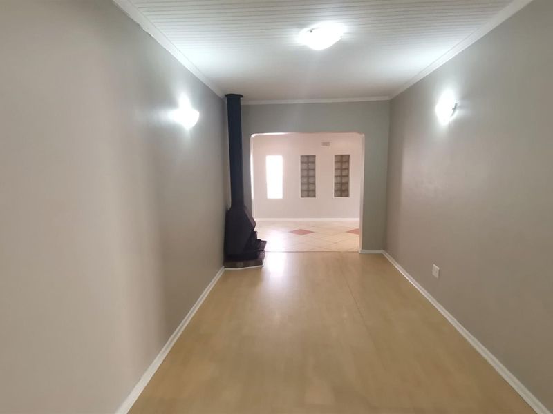 Spacious 2-Bedroom Separate Entrance - Primrose Park - Available 1 May - Photo 3