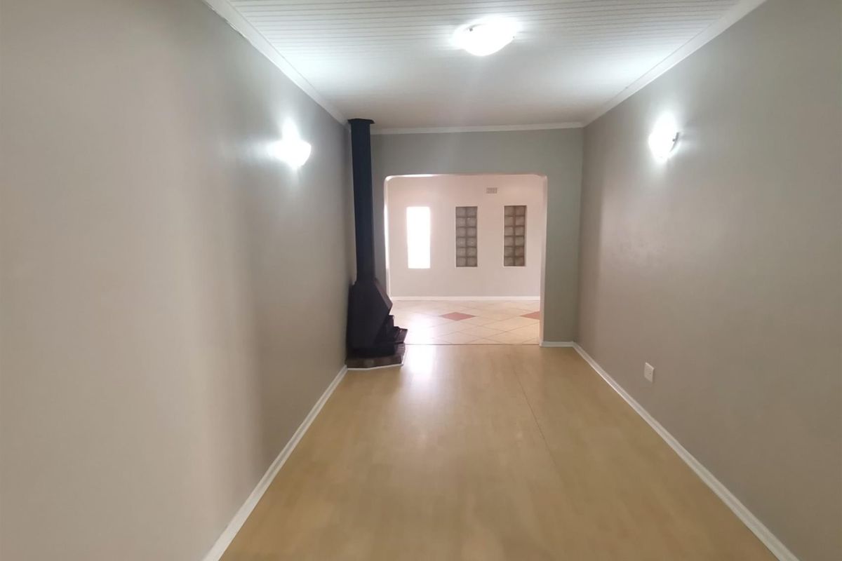 Spacious 2-Bedroom Separate Entrance - Primrose Park - Available 1 May - Photo 3