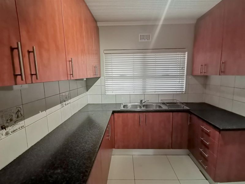 Spacious 2-Bedroom Separate Entrance - Primrose Park - Available 1 May - Photo 2