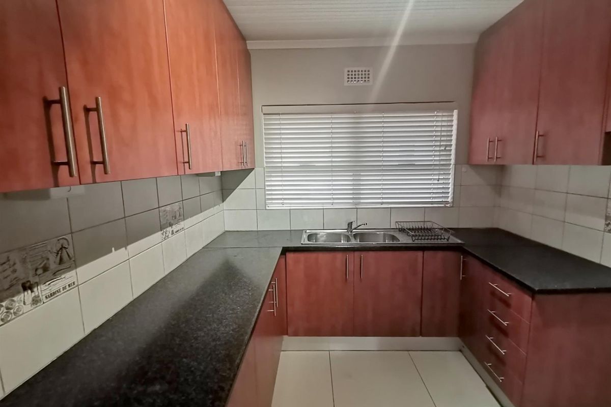 Spacious 2-Bedroom Separate Entrance - Primrose Park - Available 1 May - Photo 2