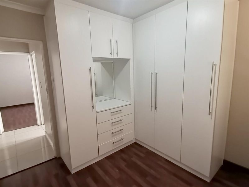 Spacious 2-Bedroom Separate Entrance - Primrose Park - Available 1 May - Photo 5