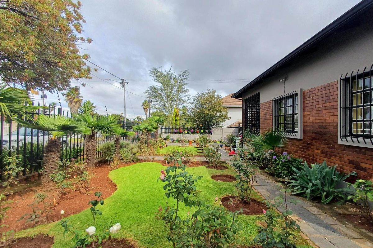 Spacious Family Home with Granny Flat - Photo 2