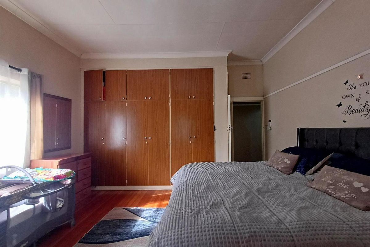 Spacious Family Home with Granny Flat - Photo 5