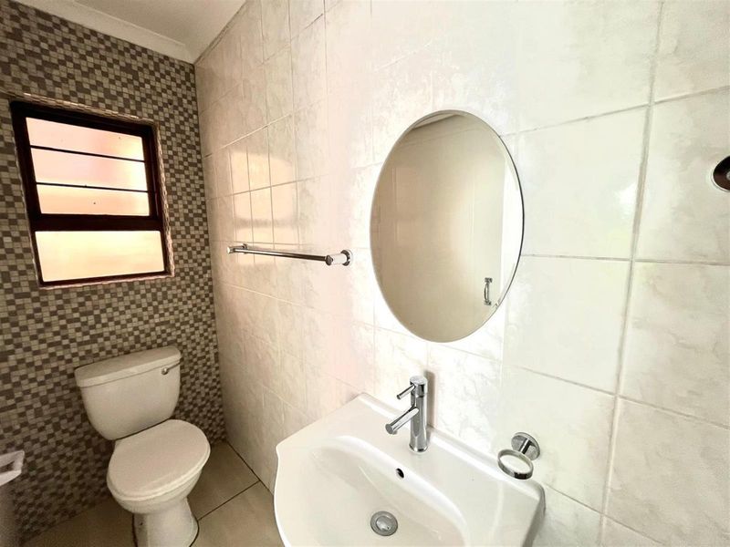 Neat 2-Bedroom Apartment To Rent in Bedfordview - Photo 2