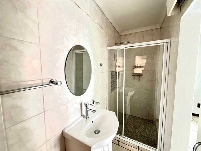 Neat 2-Bedroom Apartment To Rent in Bedfordview - Photo 3