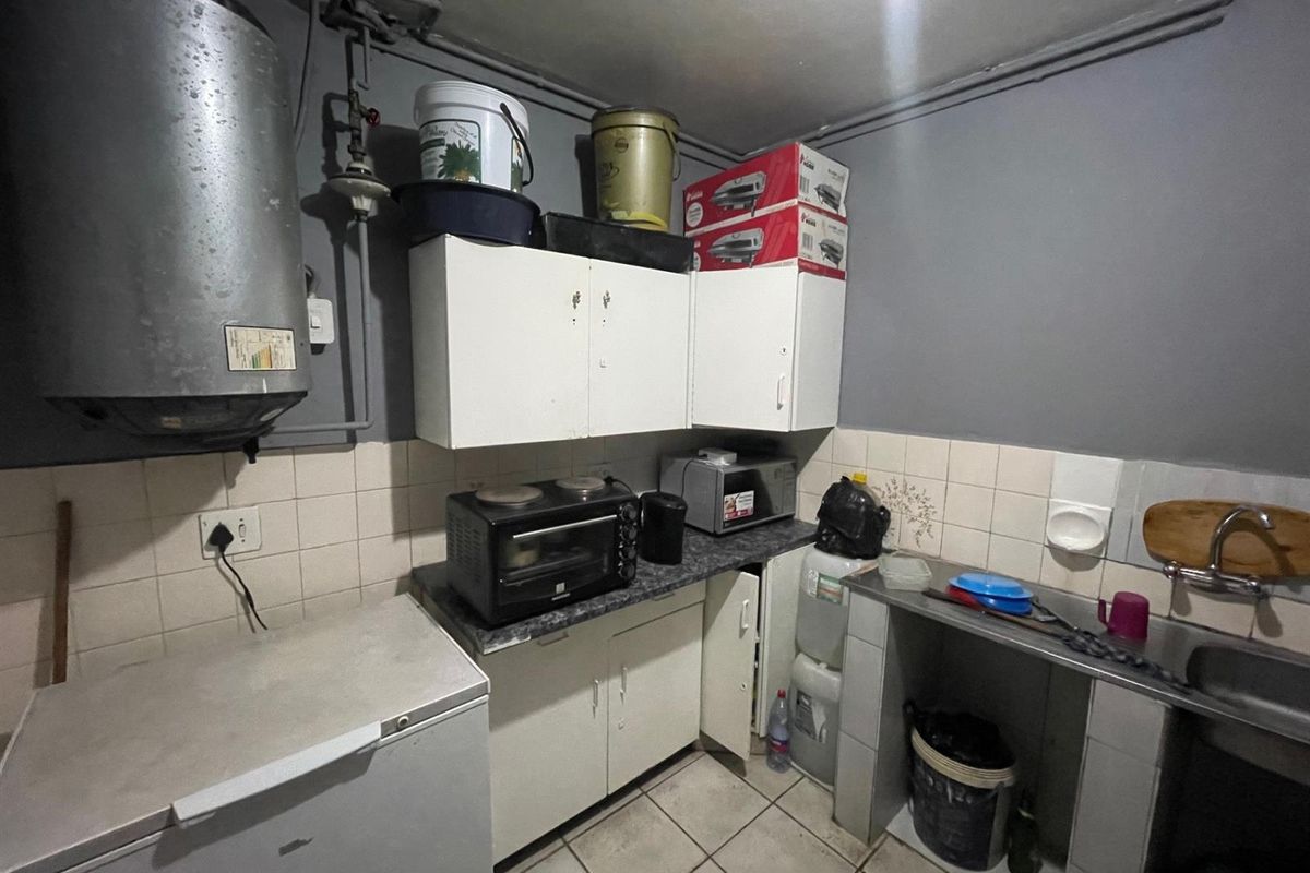 Bargain Priced Apartment For Sale in Sunnyside, Pretoria - Photo 4