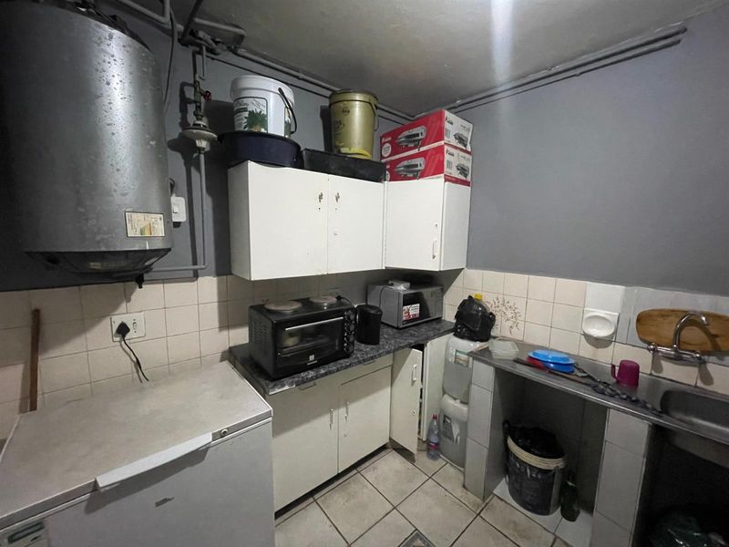 Bargain Priced Apartment For Sale in Sunnyside, Pretoria - Photo 4