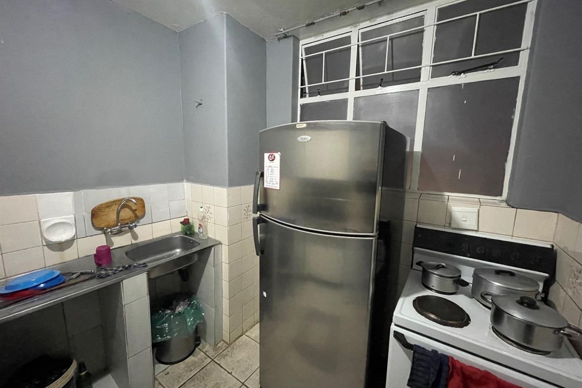 Bargain Priced Apartment For Sale in Sunnyside, Pretoria - Photo 3