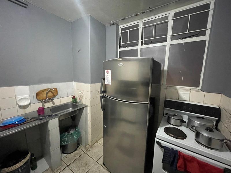 Bargain Priced Apartment For Sale in Sunnyside, Pretoria - Photo 3