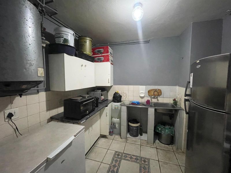 Bargain Priced Apartment For Sale in Sunnyside, Pretoria - Photo 2