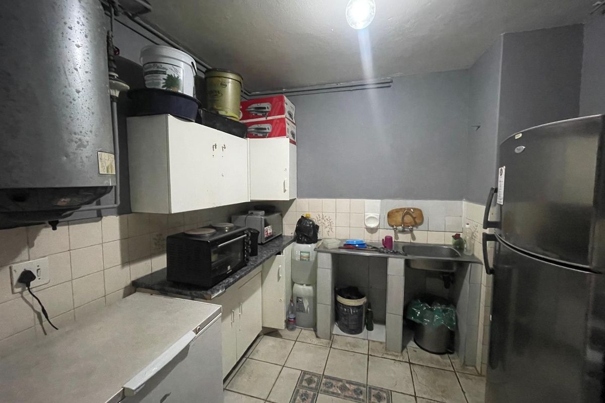 Bargain Priced Apartment For Sale in Sunnyside, Pretoria - Photo 2