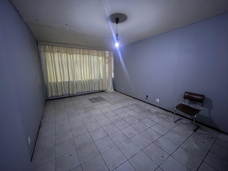 Bargain Priced Apartment For Sale in Sunnyside, Pretoria - Photo 5