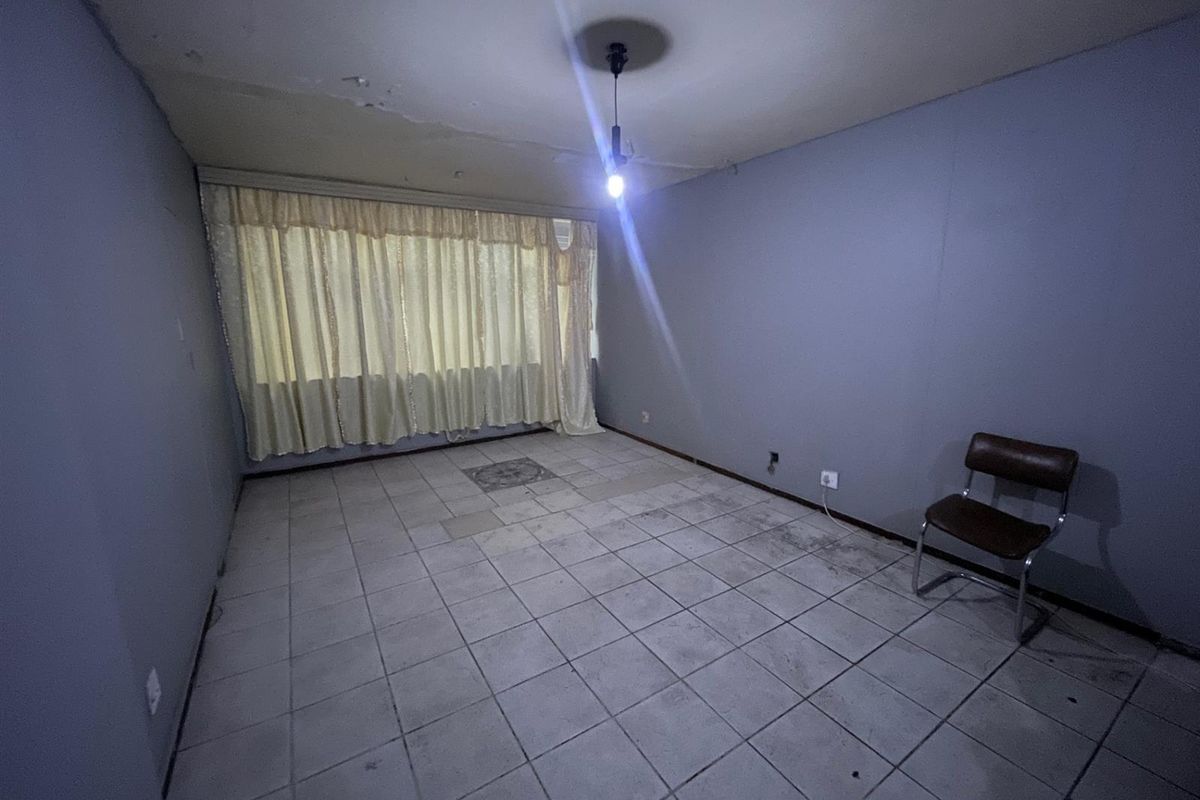 Bargain Priced Apartment For Sale in Sunnyside, Pretoria - Photo 5