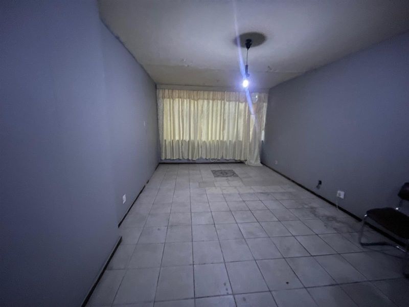 Bargain Priced Apartment For Sale in Sunnyside, Pretoria - Photo 7