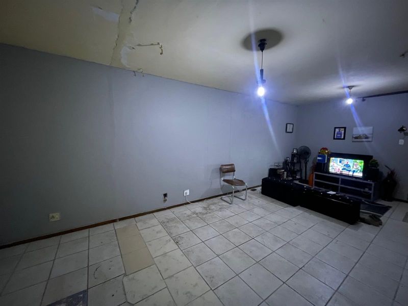 Bargain Priced Apartment For Sale in Sunnyside, Pretoria - Photo 6