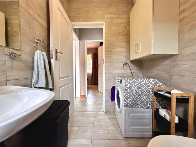 2 Bedroom 1 bath Apartment in Centurion (2nd floor) - Photo 6