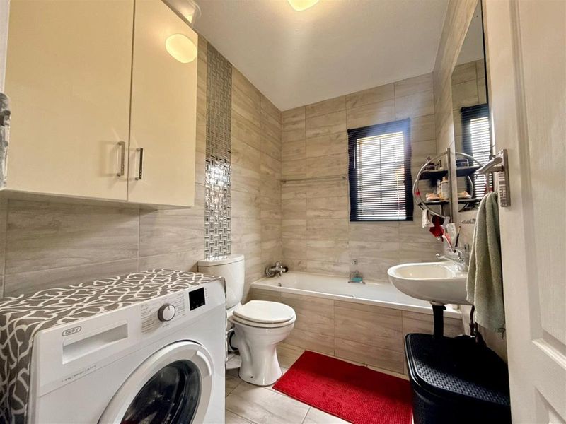 2 Bedroom 1 bath Apartment in Centurion (2nd floor) - Photo 4