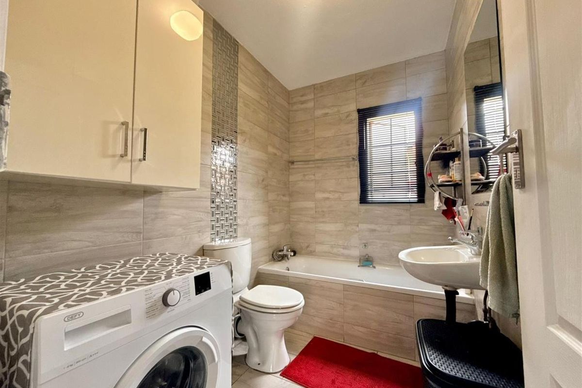 2 Bedroom 1 bath Apartment in Centurion (2nd floor) - Photo 4