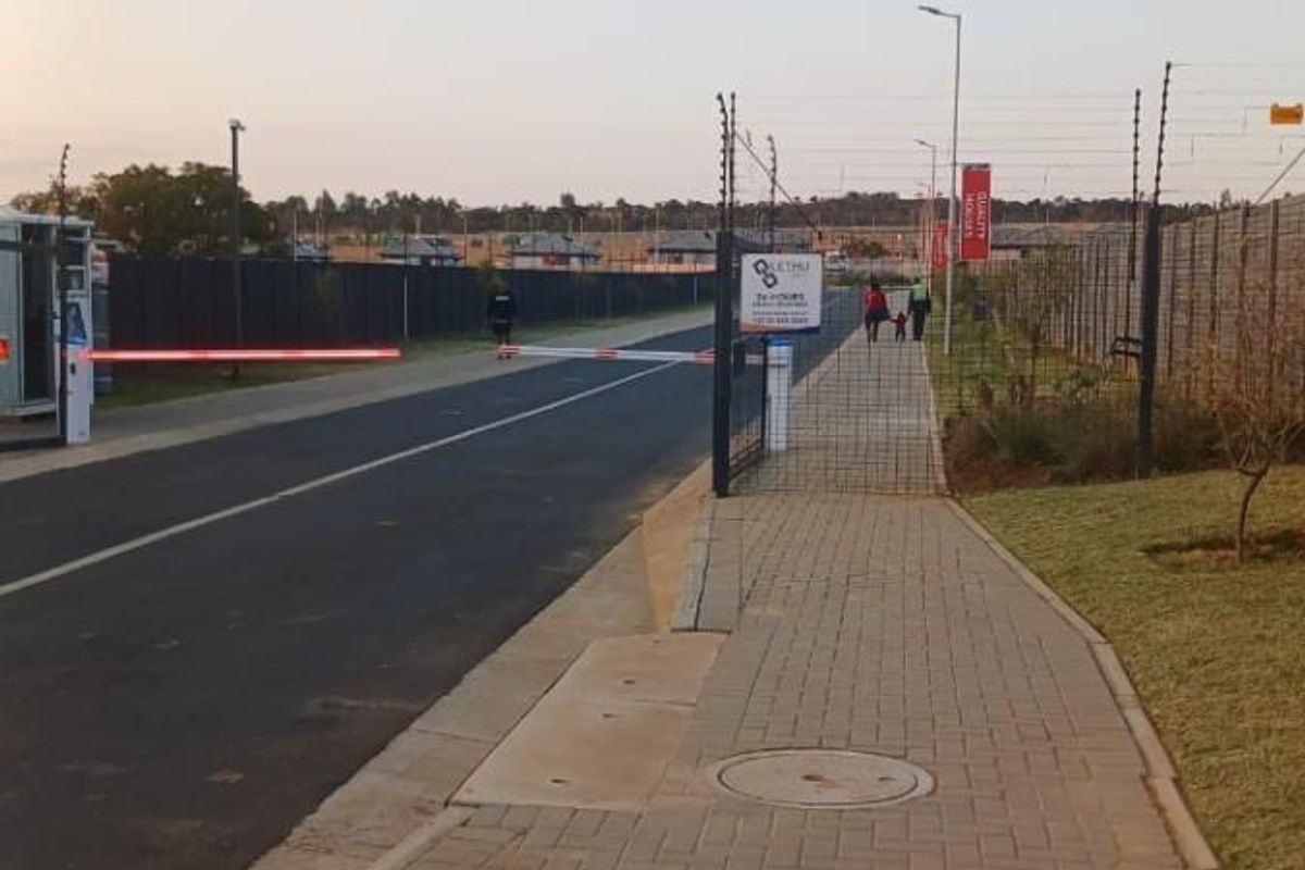 3 bedroom House to Rent in Diamond City, Pretoria - Photo 2