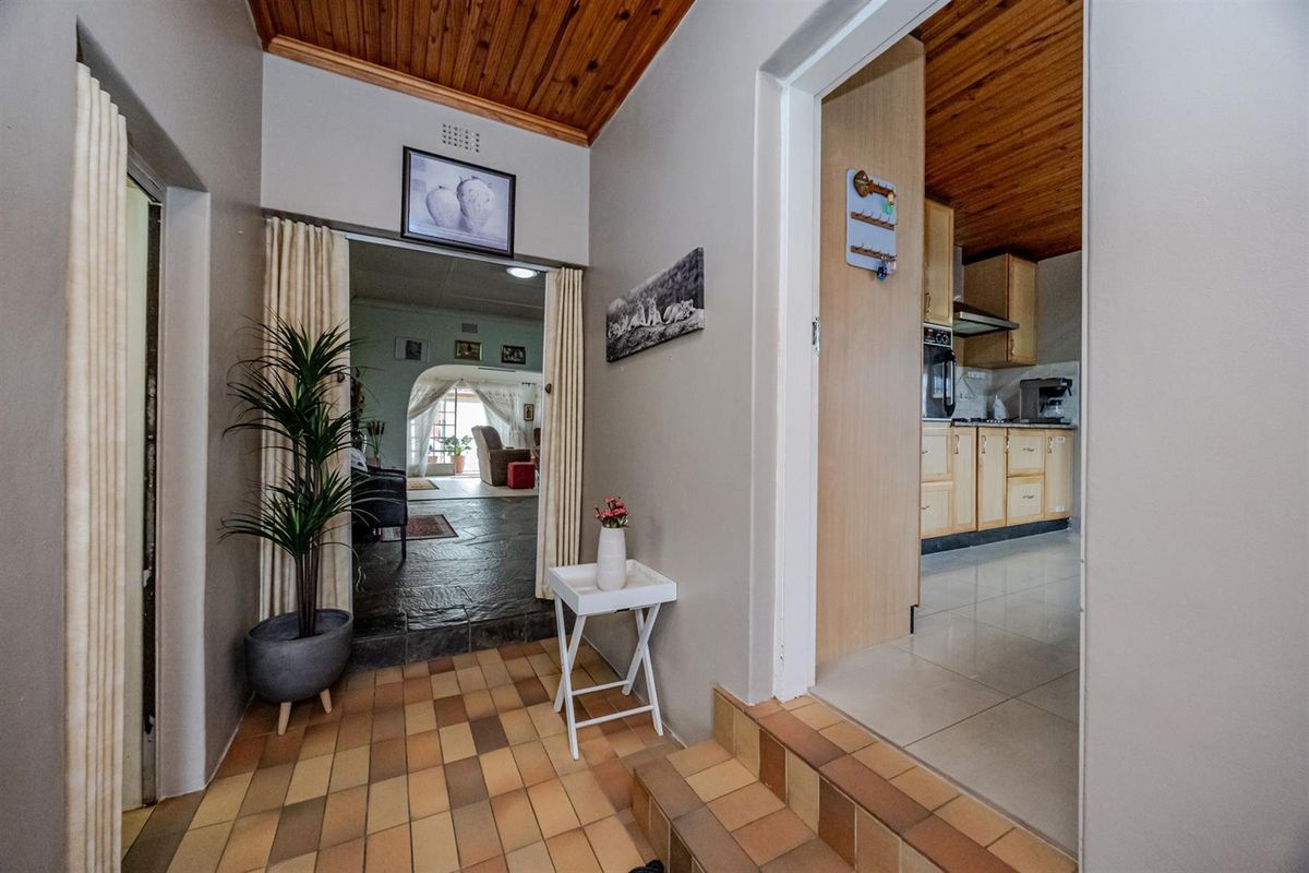 Beautiful five-bedroom family home in sought after neighbourhood - Photo 4