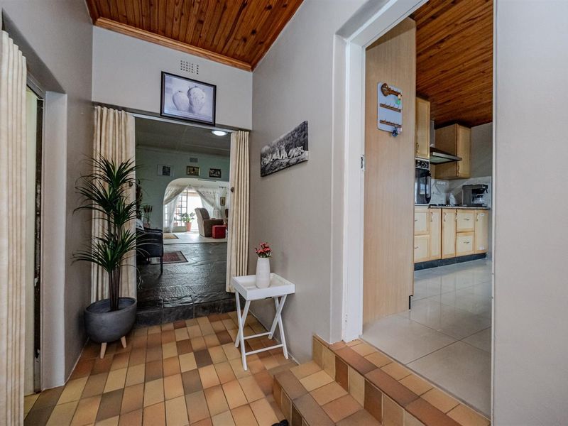 Beautiful five-bedroom family home in sought after neighbourhood - Photo 4