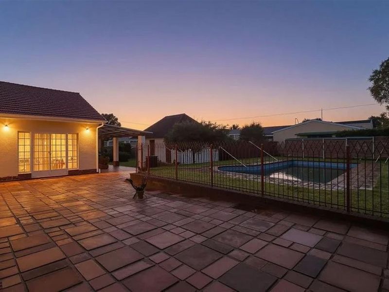 Beautiful five-bedroom family home in sought after neighbourhood - Photo 2
