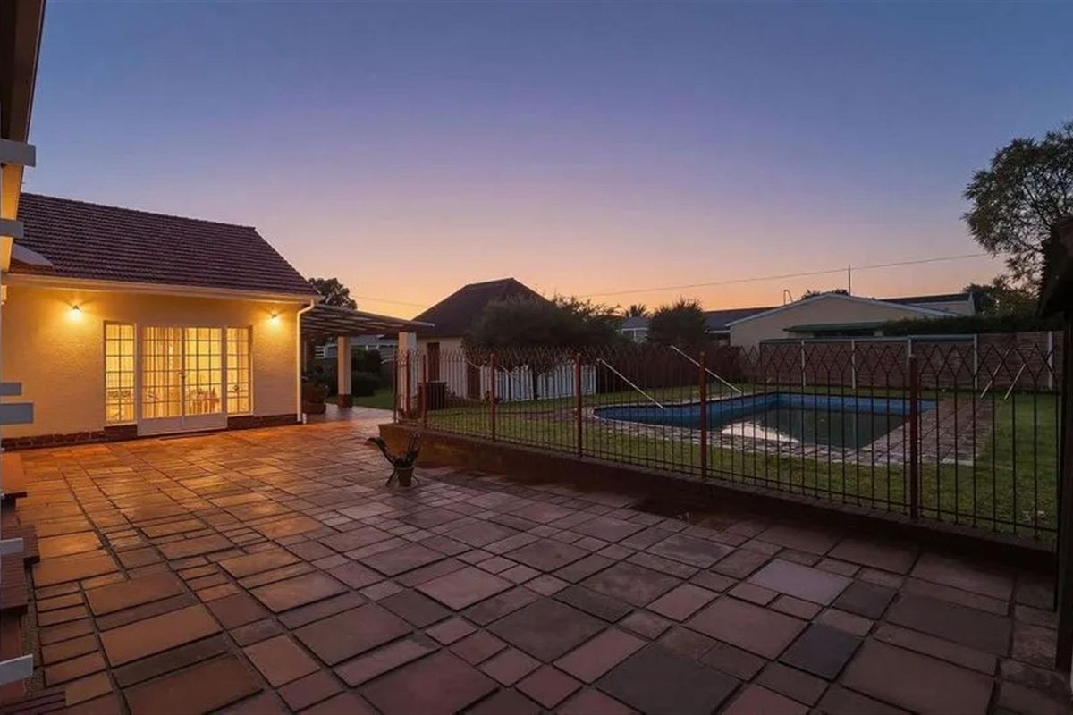 Beautiful five-bedroom family home in sought after neighbourhood - Photo 2