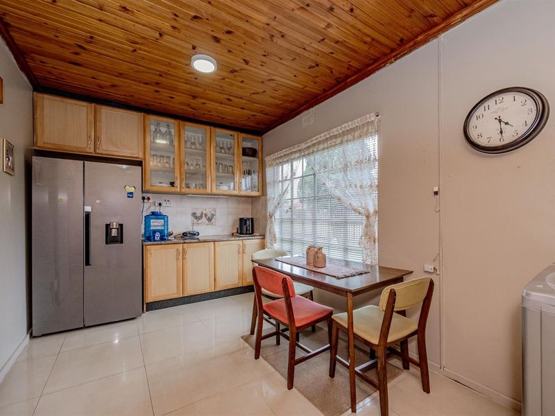 Beautiful five-bedroom family home in sought after neighbourhood - Photo 10