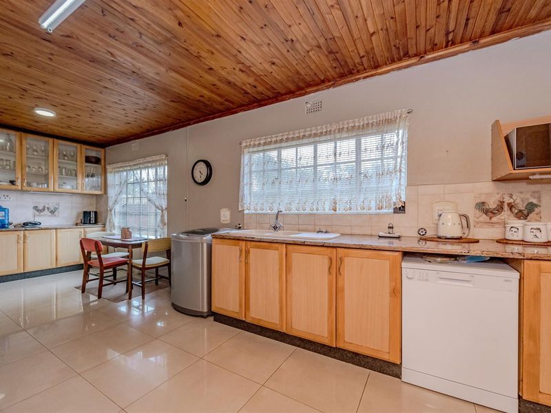 Beautiful five-bedroom family home in sought after neighbourhood - Photo 9