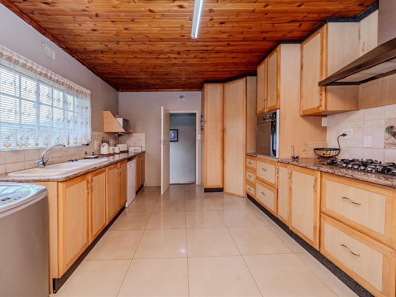 Beautiful five-bedroom family home in sought after neighbourhood - Photo 8