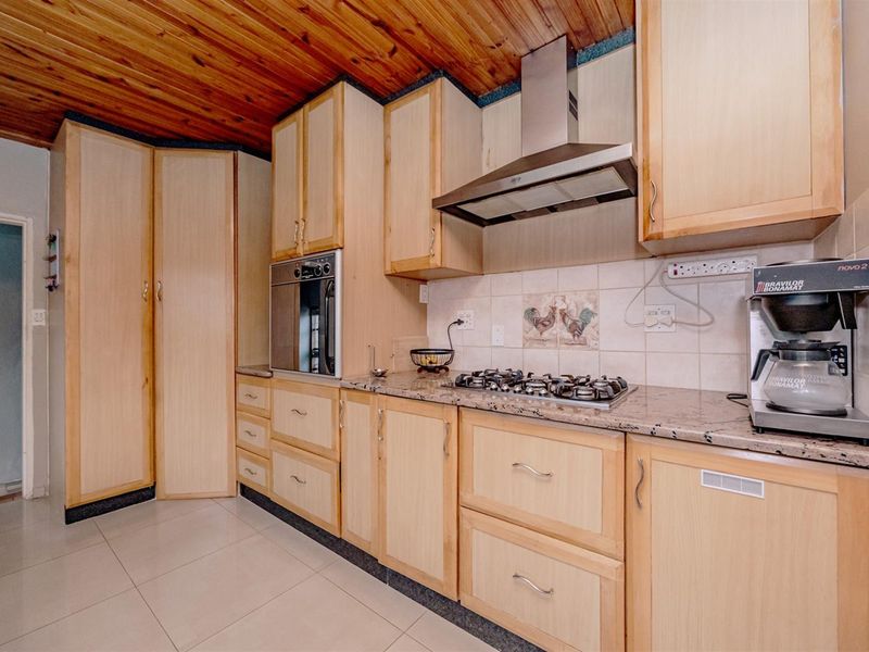 Beautiful five-bedroom family home in sought after neighbourhood - Photo 7