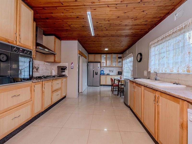 Beautiful five-bedroom family home in sought after neighbourhood - Photo 6