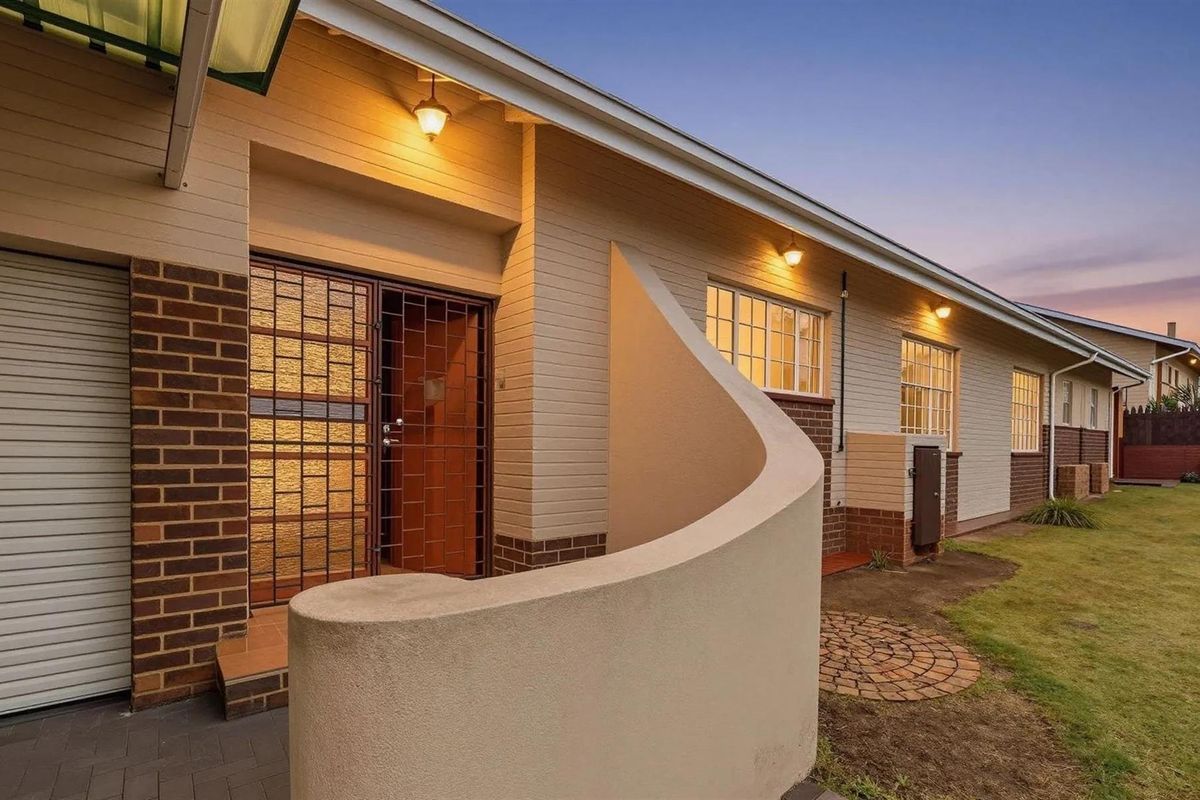 Beautiful five-bedroom family home in sought after neighbourhood - Photo 3