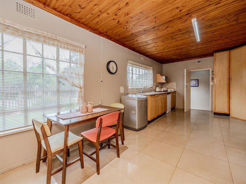 Beautiful five-bedroom family home in sought after neighbourhood - Photo 9