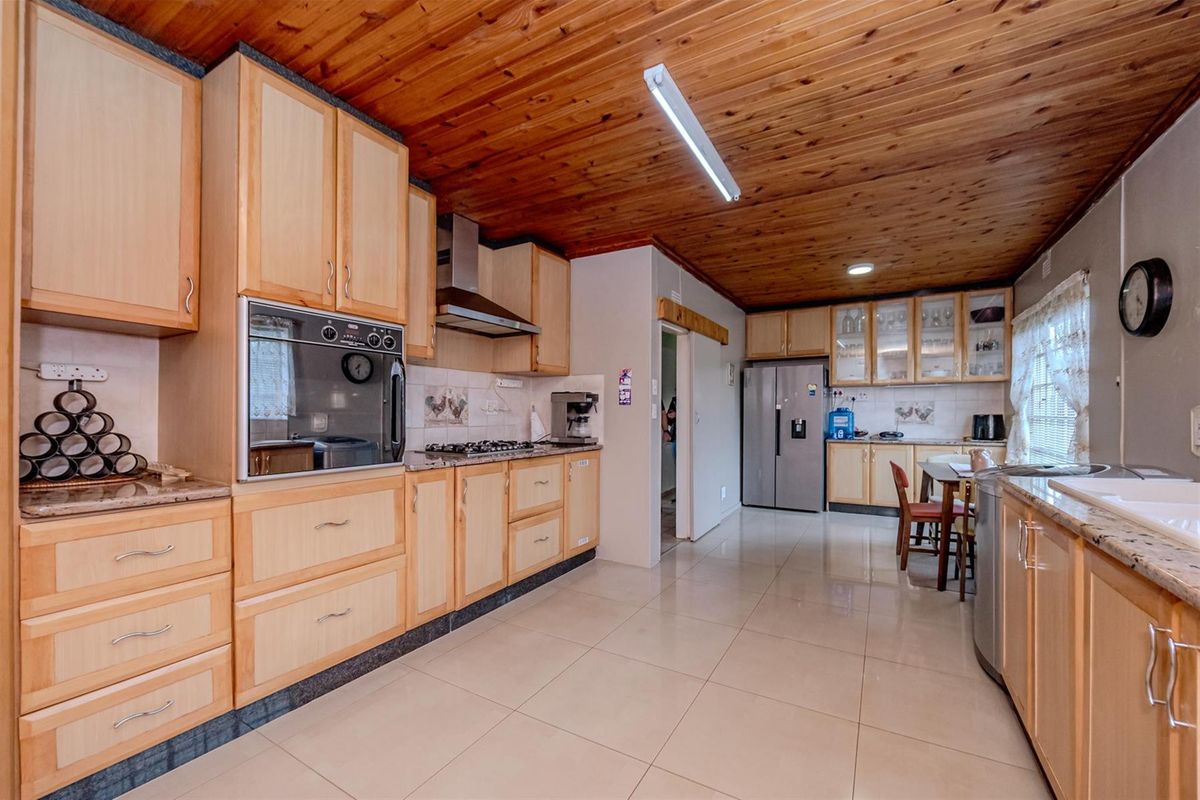 Beautiful five-bedroom family home in sought after neighbourhood - Photo 5