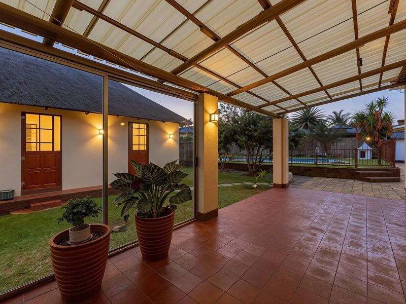 Beautiful five-bedroom family home in sought after neighbourhood - Photo 4