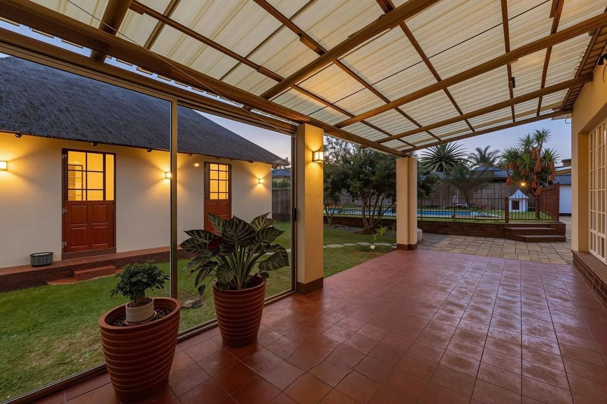 Beautiful five-bedroom family home in sought after neighbourhood - Photo 4