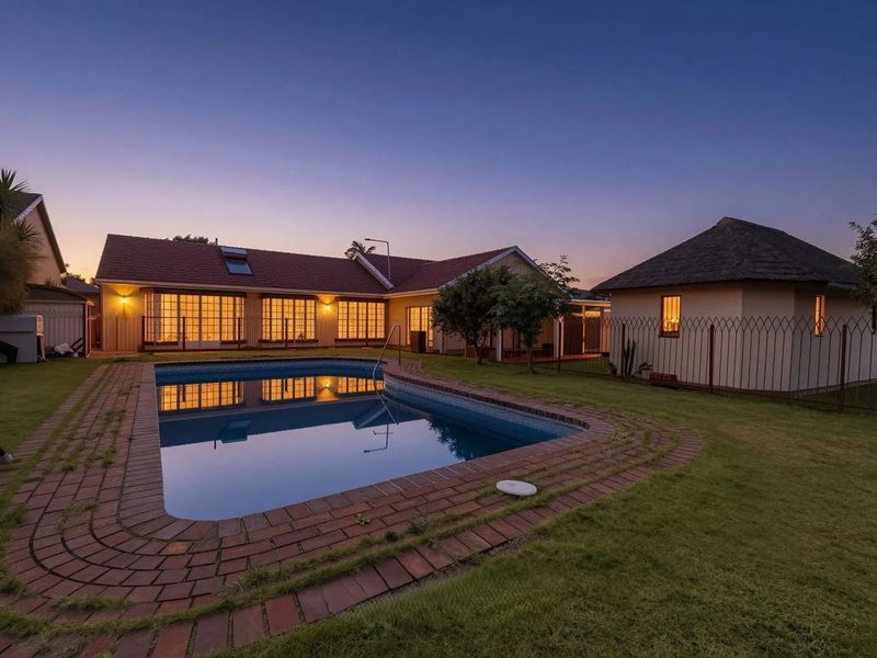 Beautiful five-bedroom family home in sought after neighbourhood - Photo 1