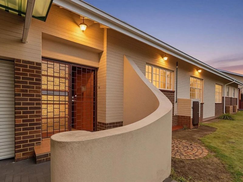 Beautiful five-bedroom family home in sought after neighbourhood - Photo 5