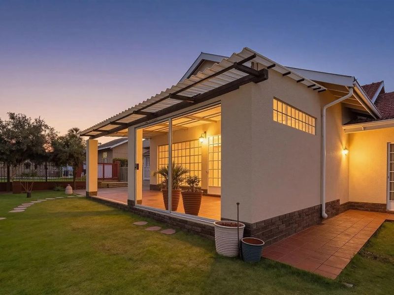 Beautiful five-bedroom family home in sought after neighbourhood - Photo 3