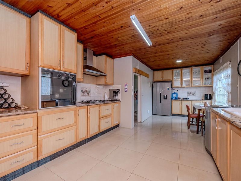 Beautiful five-bedroom family home in sought after neighbourhood - Photo 7